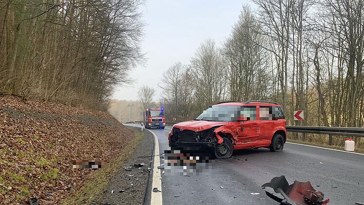 Auto kommt in Gegenverkehr und f&auml;hrt in drei weitere Fahrzeuge: F&uuml;nf Personen verletzt