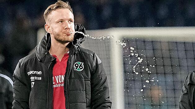 Der Coburger Cedric "Cedi" Teuchert will's noch einmal bei Hannover 96 wissen. Der Fu&szlig;ballprofi wechselt von Union Berlin nach Niedersachsen.