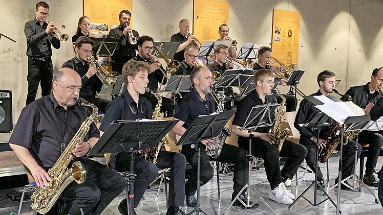 Die T-Jazz-Big-Band aus Kulmbach brachte klassischen Swing auf die Bühne.