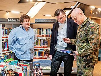 Von Bilderb&uuml;chern f&uuml;r Erstleser &uuml;ber Kinder- und Jugendb&uuml;cher bis hin zu Sachb&uuml;chern wurden f&uuml;r alle Altersgruppen neue B&uuml;cher angeschafft. Der Kommandeur der Infanterieschule, Brigadegeneral Andreas Steinhaus (rechts), wie auch B&uuml;rgermeister Armi...