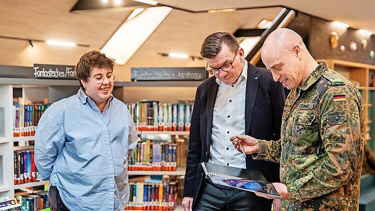 Von Bilderb&uuml;chern f&uuml;r Erstleser &uuml;ber Kinder- und Jugendb&uuml;cher bis hin zu Sachb&uuml;chern wurden f&uuml;r alle Altersgruppen neue B&uuml;cher angeschafft. Der Kommandeur der Infanterieschule, Brigadegeneral Andreas Steinhaus (rechts), wie auch B&uuml;rgermeister Armi...