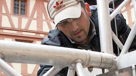 Die Sicherungsbolzen nicht vergessen.