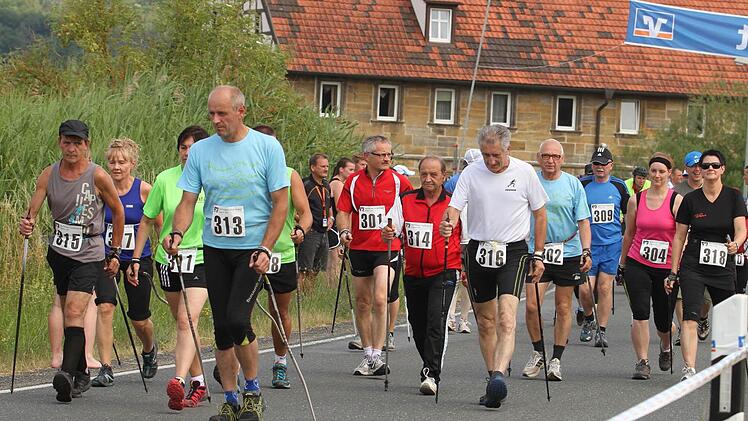 Diese Nordic-Walkeer zeigten ebenfalls ihre große Kondition auf der langen Strecke.