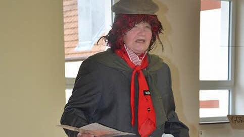 Gauaschacher Urgestein in Hochlaune: Sieglinde Dittmann als reimfreudiger Penner.  Foto: Jana Keul