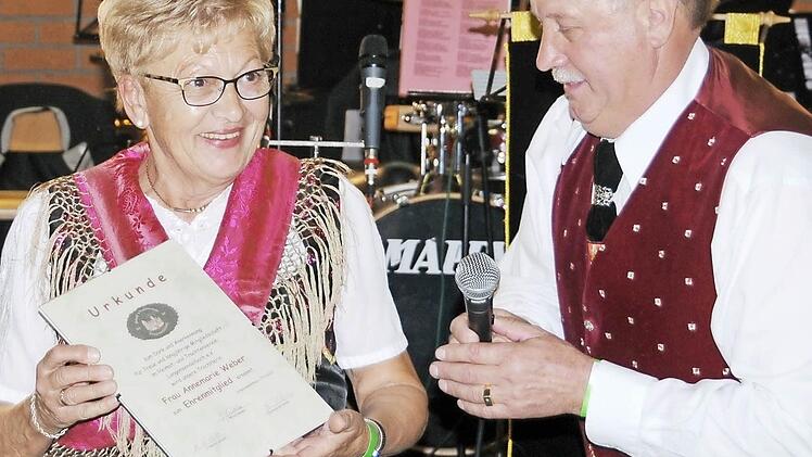 Josef Güthlein ernennt Annemarie Weber zum Ehrenmitglied. Foto: wi