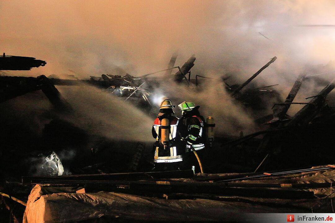 Großeinsatz: Scheunenbrand in Seigendorf