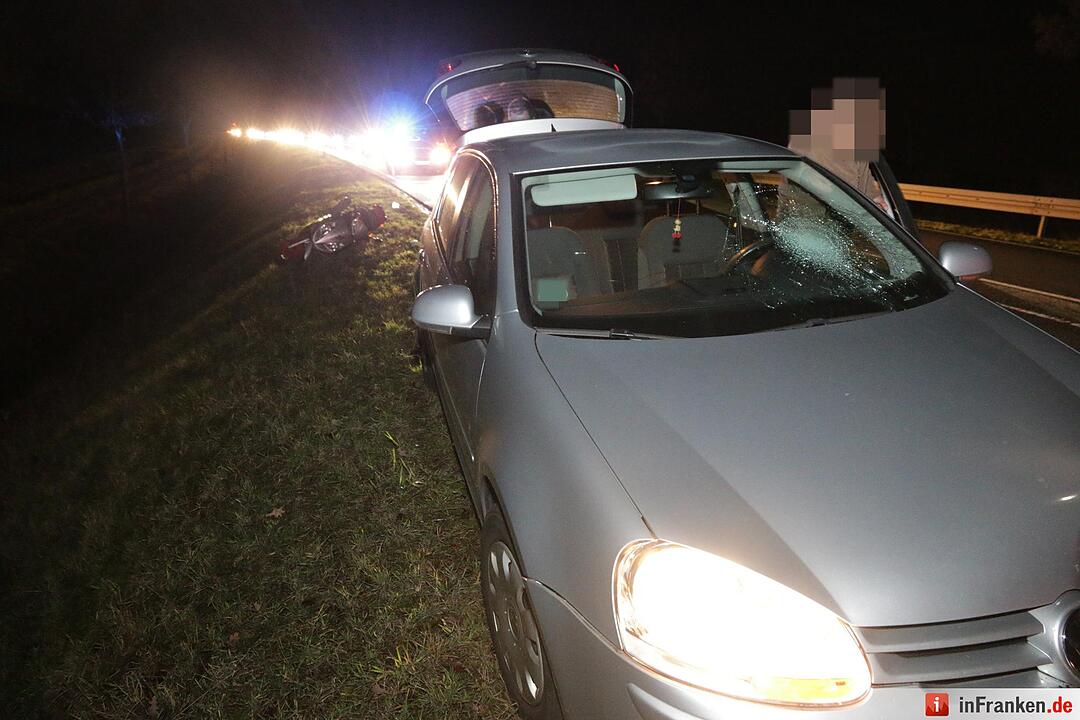 Pkw und Roller kollidieren auf B22 bei Birkach