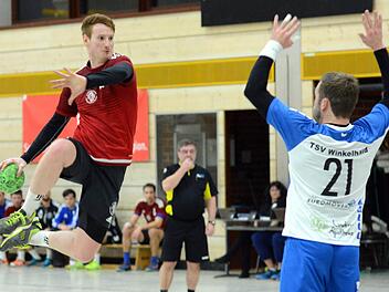 Bei Philipp Wolf (links) und der TS Herzogenaurach stimmten nicht nur die Haltungsnoten. Gegen den TSV Winkelhaid wurde der Bezirksoberliga-Zweite seiner Favoritenrolle gerecht. Foto: herzopress