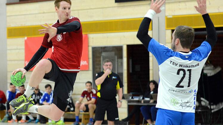 Bei Philipp Wolf (links) und der TS Herzogenaurach stimmten nicht nur die Haltungsnoten. Gegen den TSV Winkelhaid wurde der Bezirksoberliga-Zweite seiner Favoritenrolle gerecht. Foto: herzopress