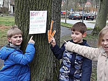 Rostik, Leon und Vanessa (von links) zeigen auf ein Plakat, welches sie und andere Kinder gemalt haben, um gegen den Hundekot in der Walk-Strasser-Anlage in Ebern zu protestieren: "Igitt! Hier stinkt`s. Hundehaufen müssen weg!"  Foto: Helmut Will