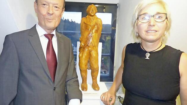 K&uuml;ffner-Forscher Karlheinz Fietta (l.) und Betzensteins K&uuml;nstlerin Kerstin Kassel vor dem Tonabdruck der von ihr geschaffenen K&uuml;ffner-B&uuml;ste. Diese steht als Denkmal in Betzenstein.  Foto: Thomas Weichert