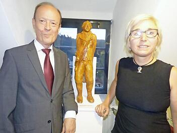 Küffner-Forscher Karlheinz Fietta (l.) und Betzensteins Künstlerin Kerstin Kassel vor dem Tonabdruck der von ihr geschaffenen Küffner-Büste. Diese steht als Denkmal in Betzenstein.  Foto: Thomas Weichert