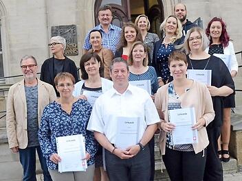 Sie haben ihre Prüfung mit hervorragenden Leistungen bestanden. Mit im Bild Kursleiter Norbert Grundhöfer (vorne links), Vorsitzender des Caritasverbandes für den Landkreis Kronach, Bernhard Müller (oben links) sowie einige Dozenten des Kurses Foto: K.- H. Hofmann