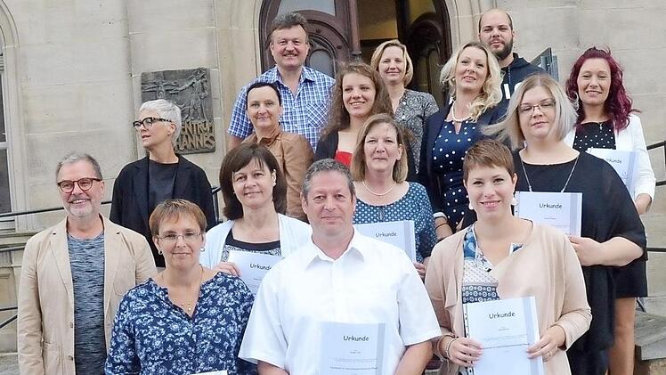 Sie haben ihre Prüfung mit hervorragenden Leistungen bestanden. Mit im Bild Kursleiter Norbert Grundhöfer (vorne links), Vorsitzender des Caritasverbandes für den Landkreis Kronach, Bernhard Müller (oben links) sowie einige Dozenten des Kurses Foto: K.- H. Hofmann
