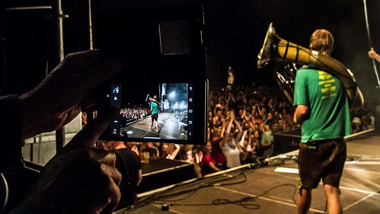 Krachledernes Outfit, mitreißend laute Beats: LaBrassBanda begeistert in Tambach . Foto: Jochen Berger