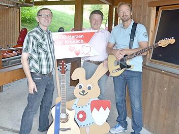Sie laden zur Benefizveranstaltung für "1000 Herzen für Kronach" am 31. August herzlich ein und bieten ein tolles Programm für Augen, Ohren und Gaumen mit viel Gaudi und Spaß für die ganze Familie. Von links: Herbert Hanna, Gerhard Burkert-Mazur und Bernd Meusel alias "Easy Springsteen". Foto: K.- H. Hofmann