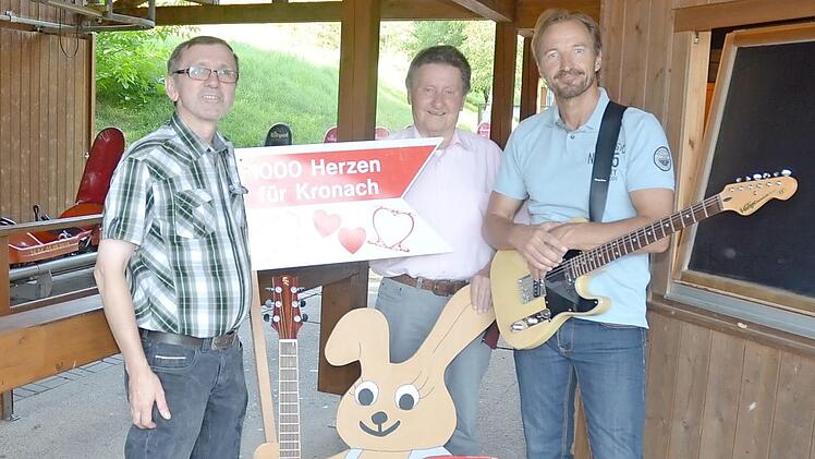 Sie laden zur Benefizveranstaltung für "1000 Herzen für Kronach" am 31. August herzlich ein und bieten ein tolles Programm für Augen, Ohren und Gaumen mit viel Gaudi und Spaß für die ganze Familie. Von links: Herbert Hanna, Gerhard Burkert-Mazur und Bernd Meusel alias "Easy Springsteen". Foto: K.- H. Hofmann