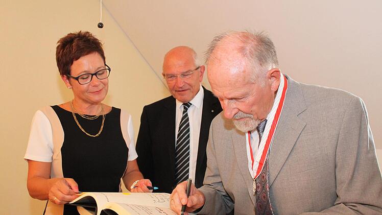 Eberhard Hofmann trägt sich ins Goldene Buch der Gemeinde Kirchehrenbach ein, links  Bürgermeisterin Anja Gebhardt Foto: Carmen Schwind