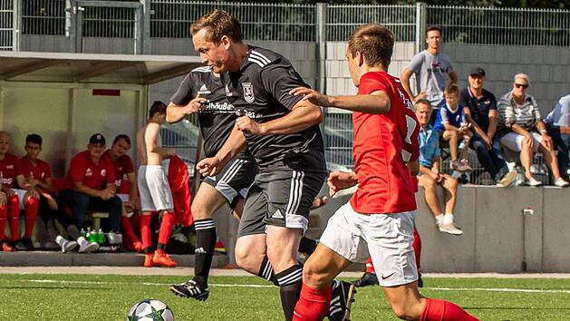 Der Staffelsteiner Johannes Fischer (links, gegen den Einberger Jannis &Uuml;belhack) leitet einen Angriff ein, doch insgesamt lie&szlig; die TSV-Elf an diesem Tag zu viele gute Chancen liegen.  Foto: Hartmut Klamm