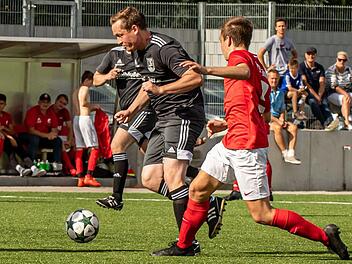 Der Staffelsteiner Johannes Fischer (links, gegen den Einberger Jannis &Uuml;belhack) leitet einen Angriff ein, doch insgesamt lie&szlig; die TSV-Elf an diesem Tag zu viele gute Chancen liegen.  Foto: Hartmut Klamm