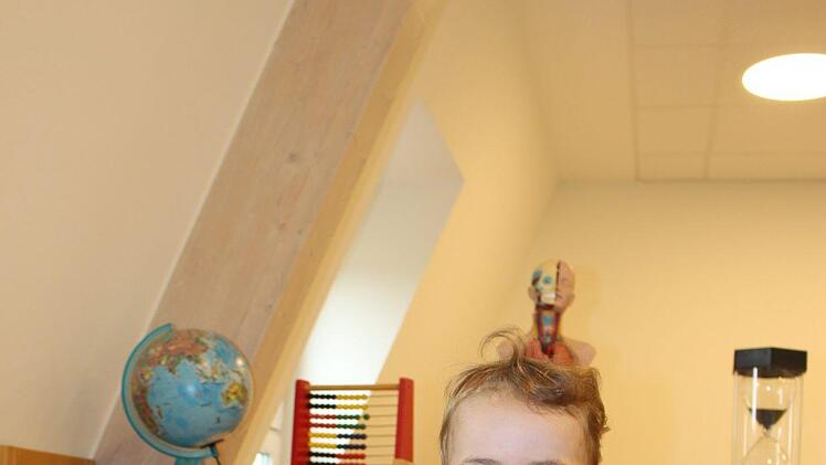 Die kleine Fiona spielt im neu bezogenen Raum "Universum" im Obergeschoss. Foto: Julia Raab
