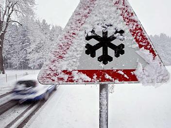 Schnee, Regen und Frost bestimmen das Wetter in dieser und nächster Woche. Auch bei wärmeren Temperaturen kann es in der Nacht frostig werden. Symbolfoto: Karl-Josef Hildenbrand/dpa