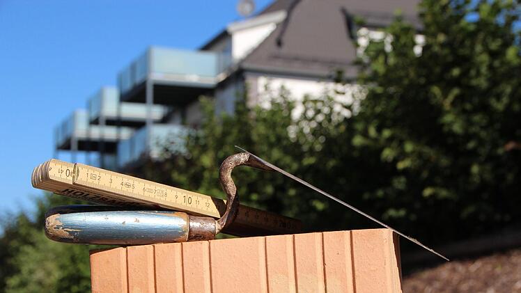 In Burkardroth soll am Kirchberg ein Mehrfamilienwohnhaus mit acht Wohnungen entstehen. Foto: Johannes Schlereth