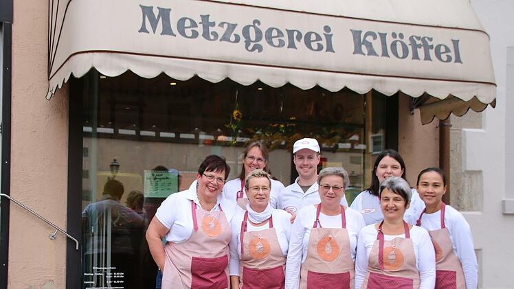 Das Team der Metzgerei Klöffel vor dem Geschäft Foto: Thomas Malz