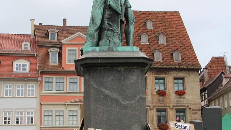 Schilder am Albert-Denkmal.