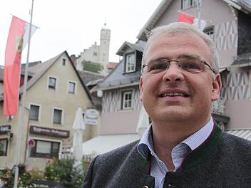 "Stoff kleidet", findet Bürgermeister Zimmermann. Deshalb ist Gößweinstein jetzt beflaggt. Foto: Josef Hofbauer