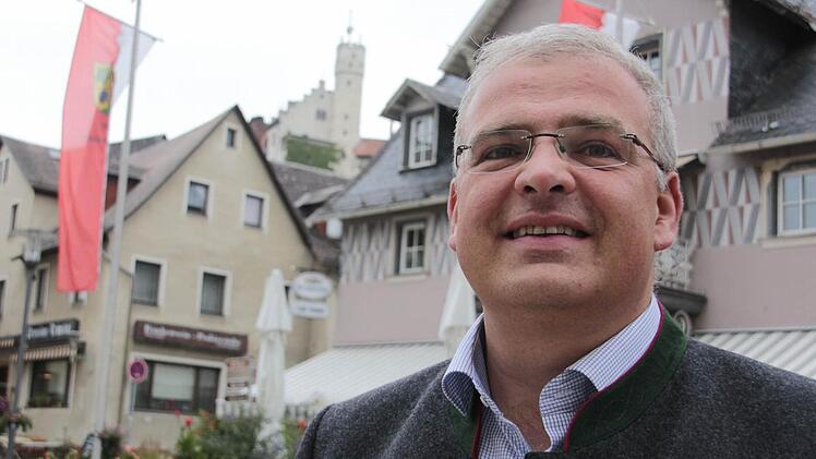 "Stoff kleidet", findet Bürgermeister Zimmermann. Deshalb ist Gößweinstein jetzt beflaggt. Foto: Josef Hofbauer