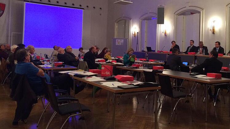 Verwaiste Plätze der CSU-Fraktion. Offenbar um einer Abstimmung über den Halt für die Hotelschiffbusse aus dem Weg zu gehen, hat ein großer Teil der CSU-Fraktion den Sitzungssaal verlassen.  Foto: Michael Wehner