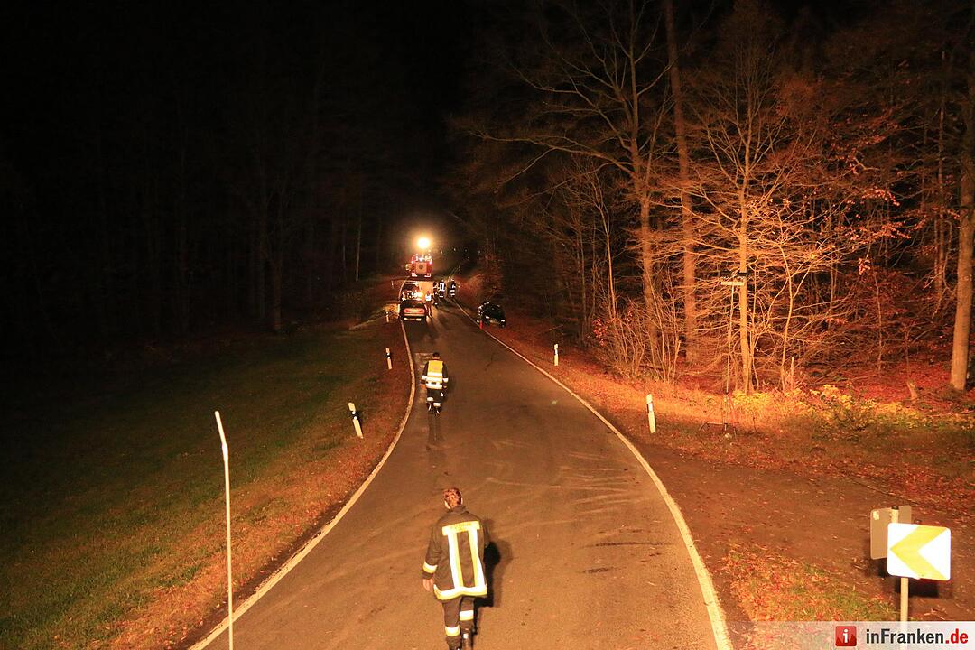 Pkw prallt bei Buch gegen Baum