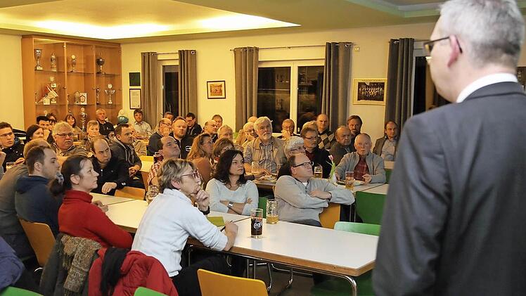 Bernd Drummer beim Vortrag vor vollem Haus Foto: Franz Galster