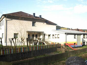 Der ehemalige Kindergarten von der Schwedenbrücke gesehen. Der Anbau rechts wird abgerissen und neu gebaut. Foto: Susanne Deuerling