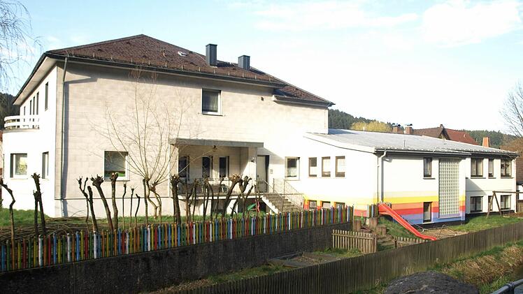 Der ehemalige Kindergarten von der Schwedenbrücke gesehen. Der Anbau rechts wird abgerissen und neu gebaut. Foto: Susanne Deuerling