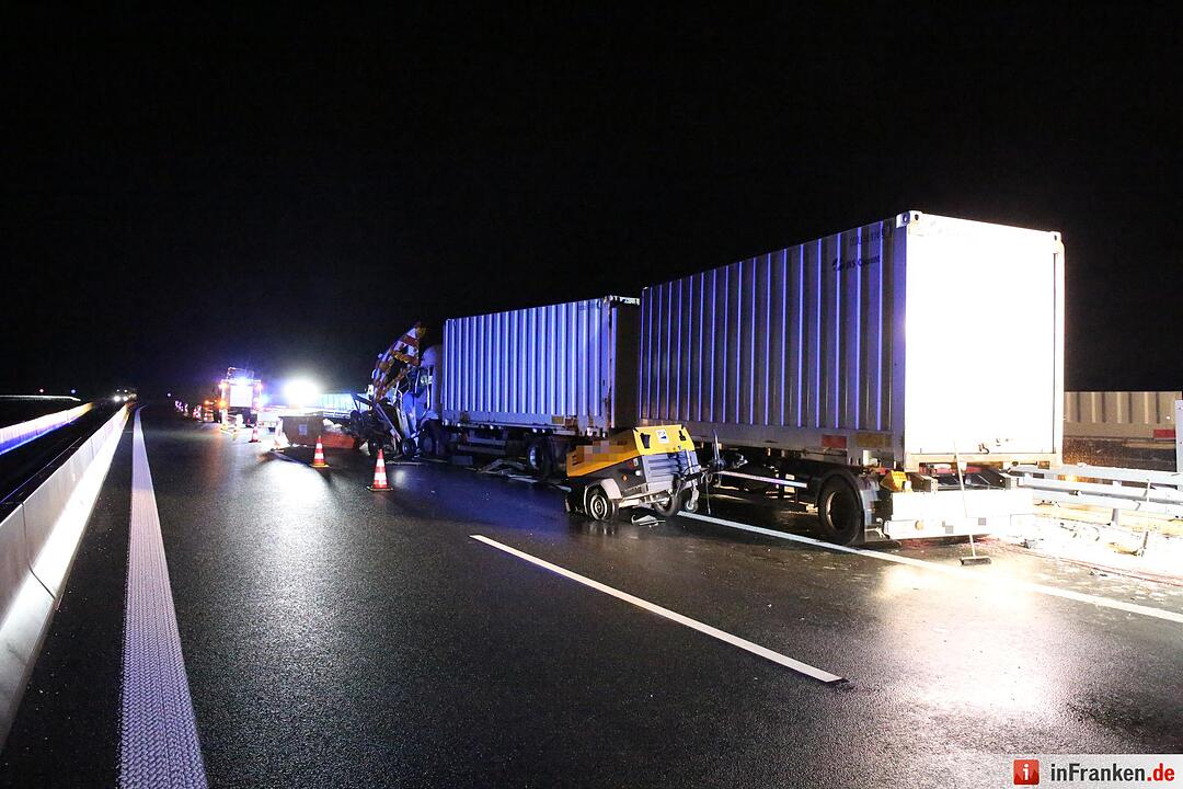 Lkw walzt Nachtbaustelle nieder - Bauarbeiter schwer verletzt - Bild der Verwuestung auf mehr als 300 Metern