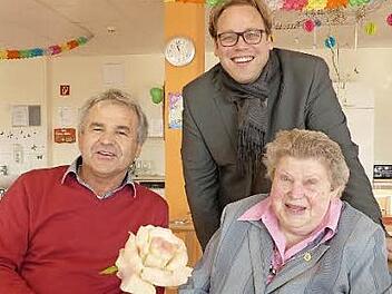 Bürgermeister Ludwig Nagel (links) und stellvertretender Landrat Christian Pech gratulierten Margarete Fechtner. Foto: Pauline Linder