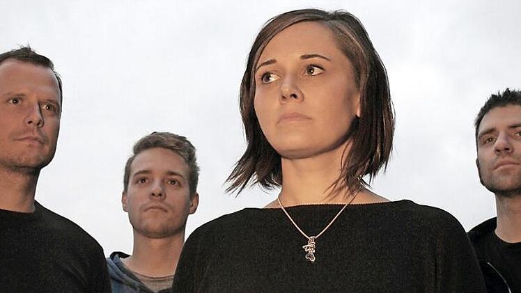 Neben dem Engagement bei Udo Langer fand Marco Hofmann (links) auch noch die Zeit und Muße unter dem Namen "Egotrippers" mit (von links) Daniel Kamm, Kristina Stark und Johannes Grosch Songs zu komponieren. Am 25. März gibt die Band im Tecnet-Zentrum des Burgkunstadter Kleinkunstvereins Tecnet Obermain in Burkersdorf ihr Live-Debüt.  Foto: Lars Bischoff