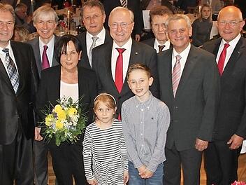 Sie sind seit langem Weggefährten (v. l.): FWO-Geschäftsführer Markus Rauh, Landrat Klaus Löffler, Regierungsvizepräsident Thomas Engel, Elfriede Köhler, der Kulmbacher OB Henry Schramm, Heinz Köhler, IHK-Präsident Coburg, Friedrich Herdan, Altlandrat Oswald Marr, Bezirkstagspräsident Günther Denzler und der IHK-Vorsitzende des Gremiums Kronach, Hans Rebhan - vorne zwei der sieben Enkel Köhlers, Charlotte und Jakob. Foto: V. Schadeck