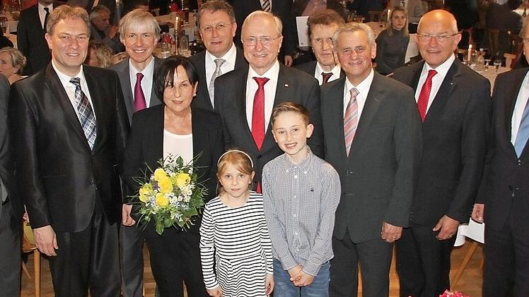 Sie sind seit langem Weggefährten (v. l.): FWO-Geschäftsführer Markus Rauh, Landrat Klaus Löffler, Regierungsvizepräsident Thomas Engel, Elfriede Köhler, der Kulmbacher OB Henry Schramm, Heinz Köhler, IHK-Präsident Coburg, Friedrich Herdan, Altlandrat Oswald Marr, Bezirkstagspräsident Günther Denzler und der IHK-Vorsitzende des Gremiums Kronach, Hans Rebhan - vorne zwei der sieben Enkel Köhlers, Charlotte und Jakob. Foto: V. Schadeck