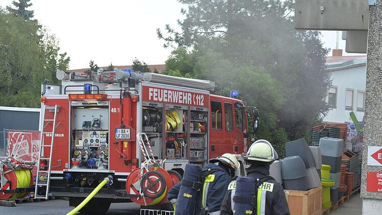 Am Mittwochmorgen sind dunkle Rauschschwaden über Hallstadt zu sehen. In einem Baumarkt soll es zu einem Brand gekommen sein. Foto: Ronald Rinklef