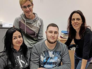 Laura Tschepisur und Kevin Bekiesch machen eine Ausbildung in der Pflege. Hinter ihnen stehen die Fachlehrkr&auml;fte Larissa Wehner und Esther Gehrhardt.  Foto: Sandra Herleth