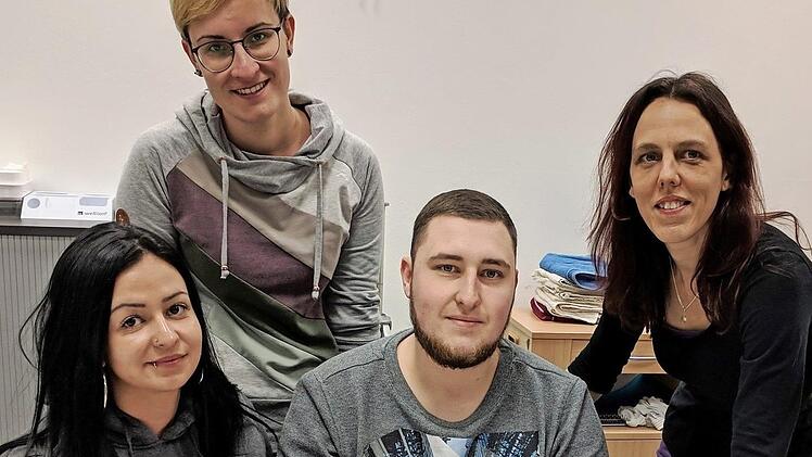 Laura Tschepisur und Kevin Bekiesch machen eine Ausbildung in der Pflege. Hinter ihnen stehen die Fachlehrkr&auml;fte Larissa Wehner und Esther Gehrhardt.  Foto: Sandra Herleth