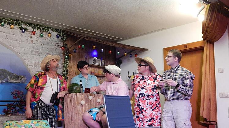 Szene mit (v. l.) Eberhard         Einwag, Daniel Gardill, Florian Reiers, Sandra Zimmermann und         Michael        Schuberth. Foto: Horst Wunner