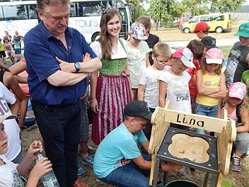 Beim Wettmelken gegen Landrat Klaus Peter S&ouml;llner und Milchk&ouml;nigin Sonja aus Wonsees legten sich die Kinder besonders ins Zeug. Foto: Horst Wunner