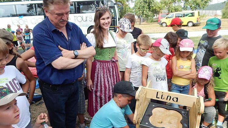 Beim Wettmelken gegen Landrat Klaus Peter S&ouml;llner und Milchk&ouml;nigin Sonja aus Wonsees legten sich die Kinder besonders ins Zeug. Foto: Horst Wunner