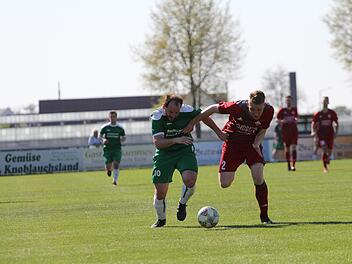 Der Friesener Vierfach-Torschütze am Osterwochenende, Christian Brandt (grünes Trikot) im Laufduell mit Georg Ell vom TSV Buch.  Foto: Marco Galuska