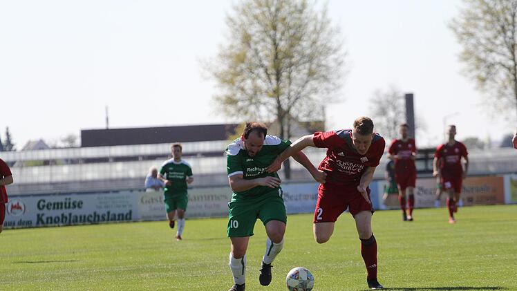 Der Friesener Vierfach-Torschütze am Osterwochenende, Christian Brandt (grünes Trikot) im Laufduell mit Georg Ell vom TSV Buch.  Foto: Marco Galuska