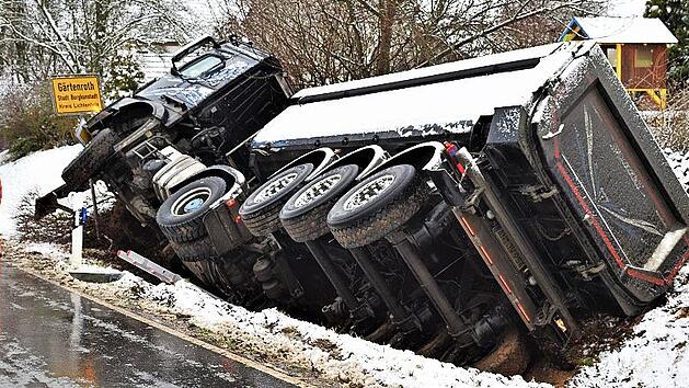 Nach der Rutschpartie auf schneeglatter Stra&szlig;e kippte der Tieflader in den Graben.